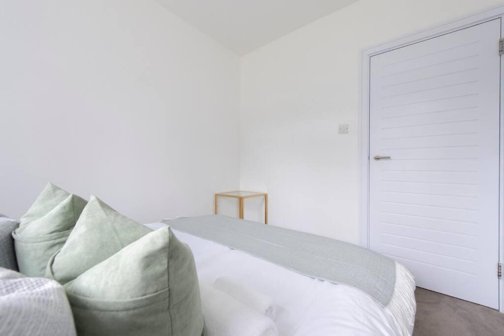 2 Bedroom Modern Urban Sanctuary 1Cc - Cherrydeal Лондон Екстериор снимка