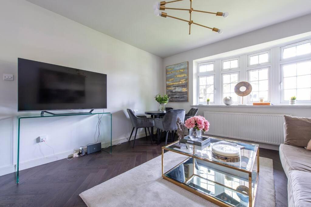 2 Bedroom Modern Urban Sanctuary 1Cc - Cherrydeal Лондон Екстериор снимка