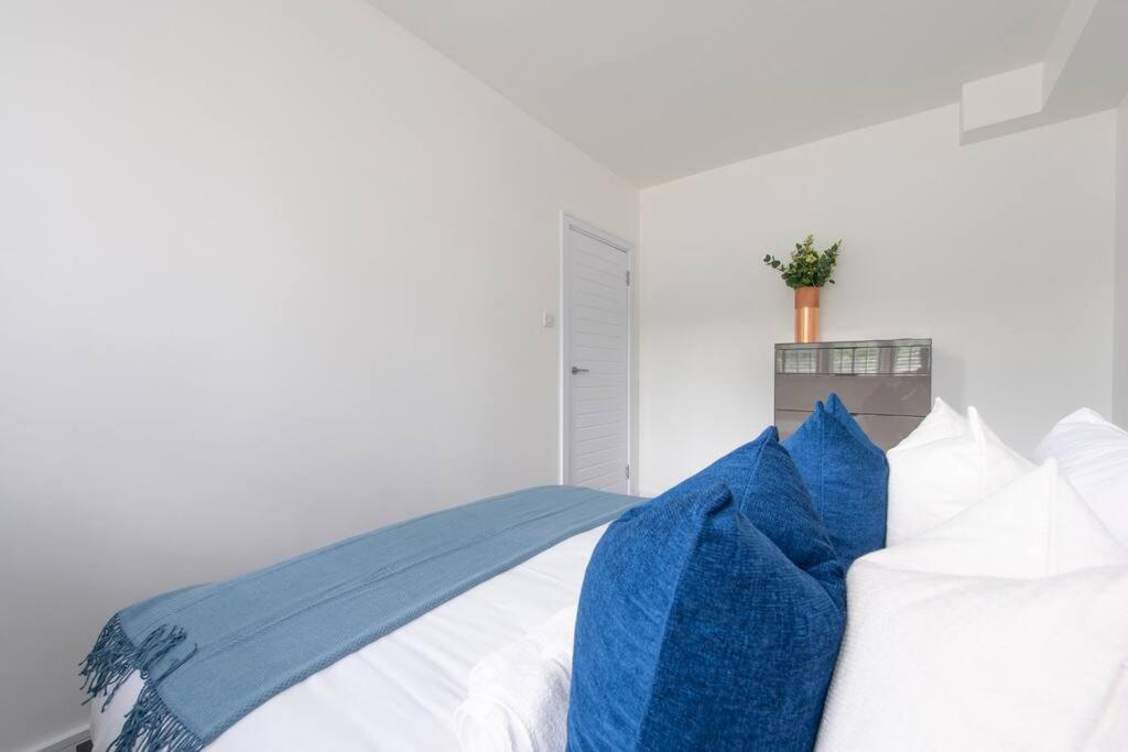 2 Bedroom Modern Urban Sanctuary 1Cc - Cherrydeal Лондон Екстериор снимка