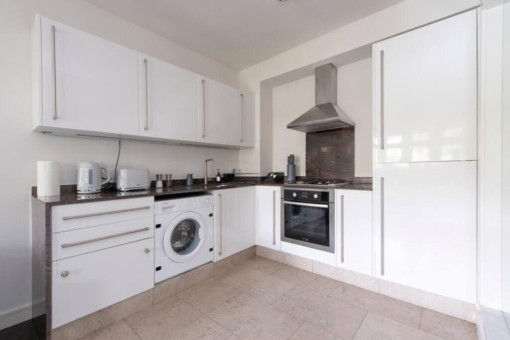 2 Bedroom Modern Urban Sanctuary 1Cc - Cherrydeal Лондон Екстериор снимка